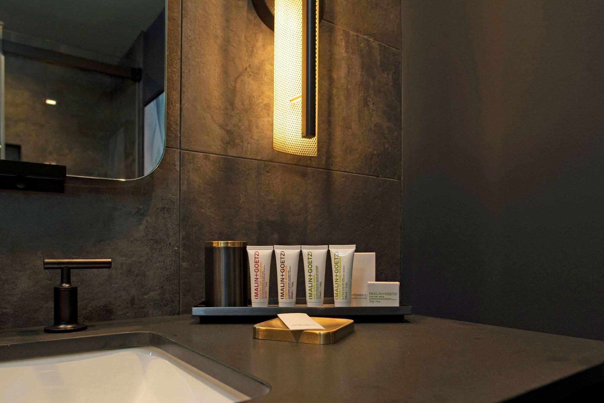 The Lloyd Stamford, Tapestry Collection By Hilton Hotell Exteriör bild